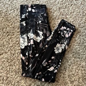 Size 6(Medium) Victoria Secret leggings
